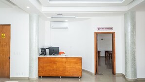 A reception area with a wooden desk, a computer, and a sign for Turtle Restaurant. - Suites Gaby Cancun (Cancun)