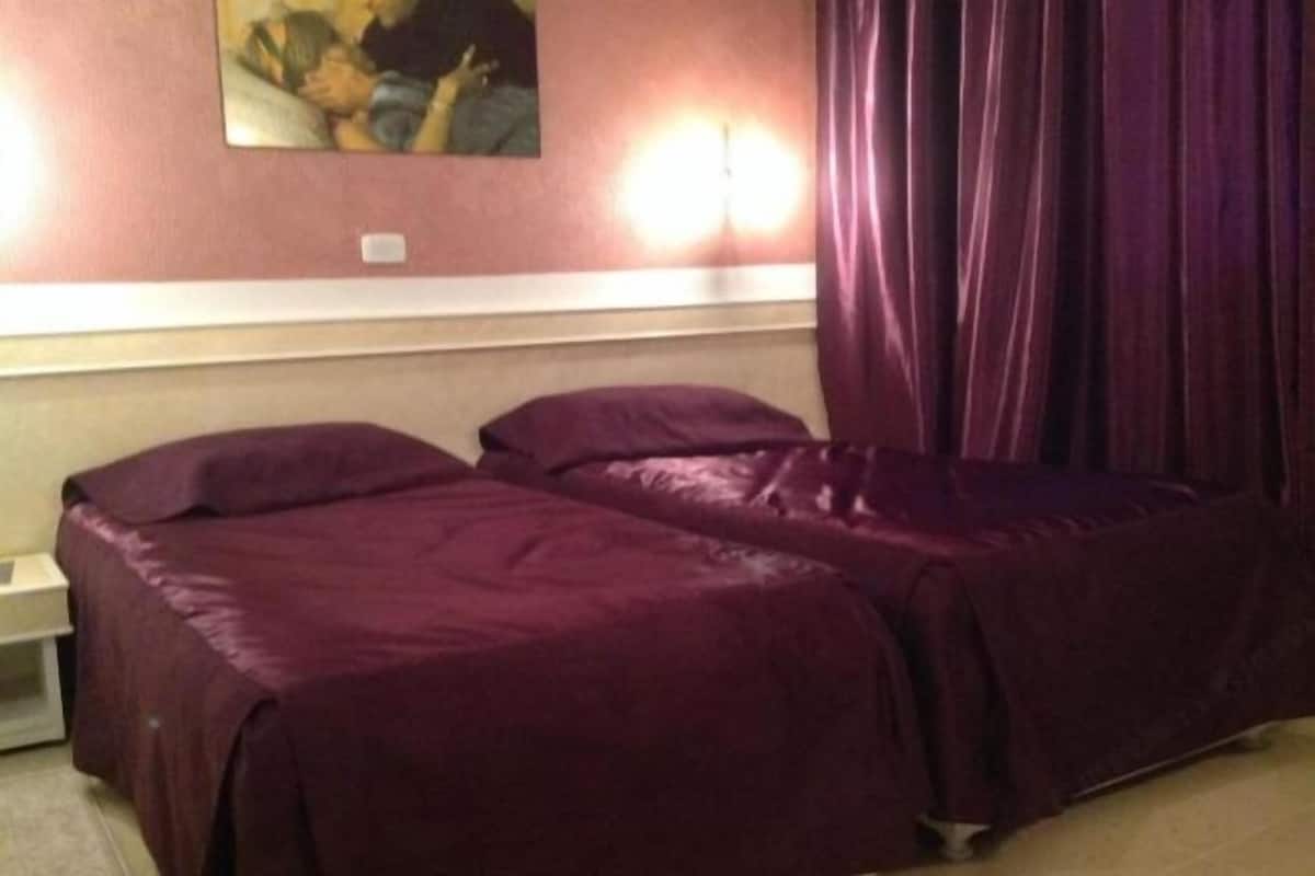 Escritorio y ropa de cama 