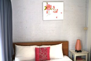 Premium bedding, Select Comfort beds, in-room safe - Padi Madi Guest House (Bangkok)