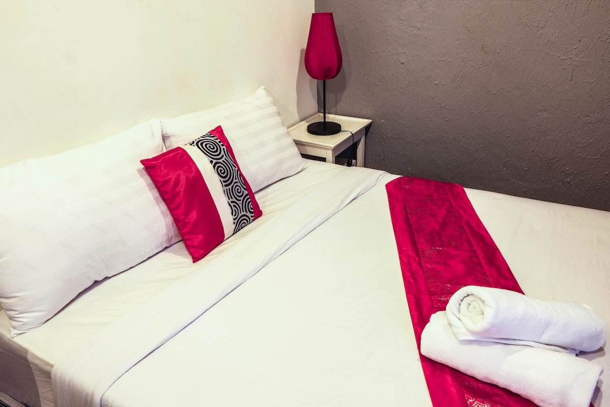 Standaard tweepersoonskamer, 1 queensize bed | Luxe beddengoed, Select Comfort-bedden, een kluis op de kamer