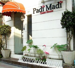 Interior entrance - Padi Madi Guest House (Bangkok)