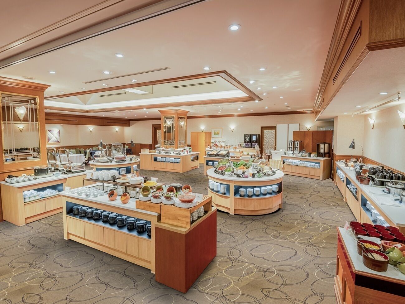 每日供應自助早餐 (費用另計)