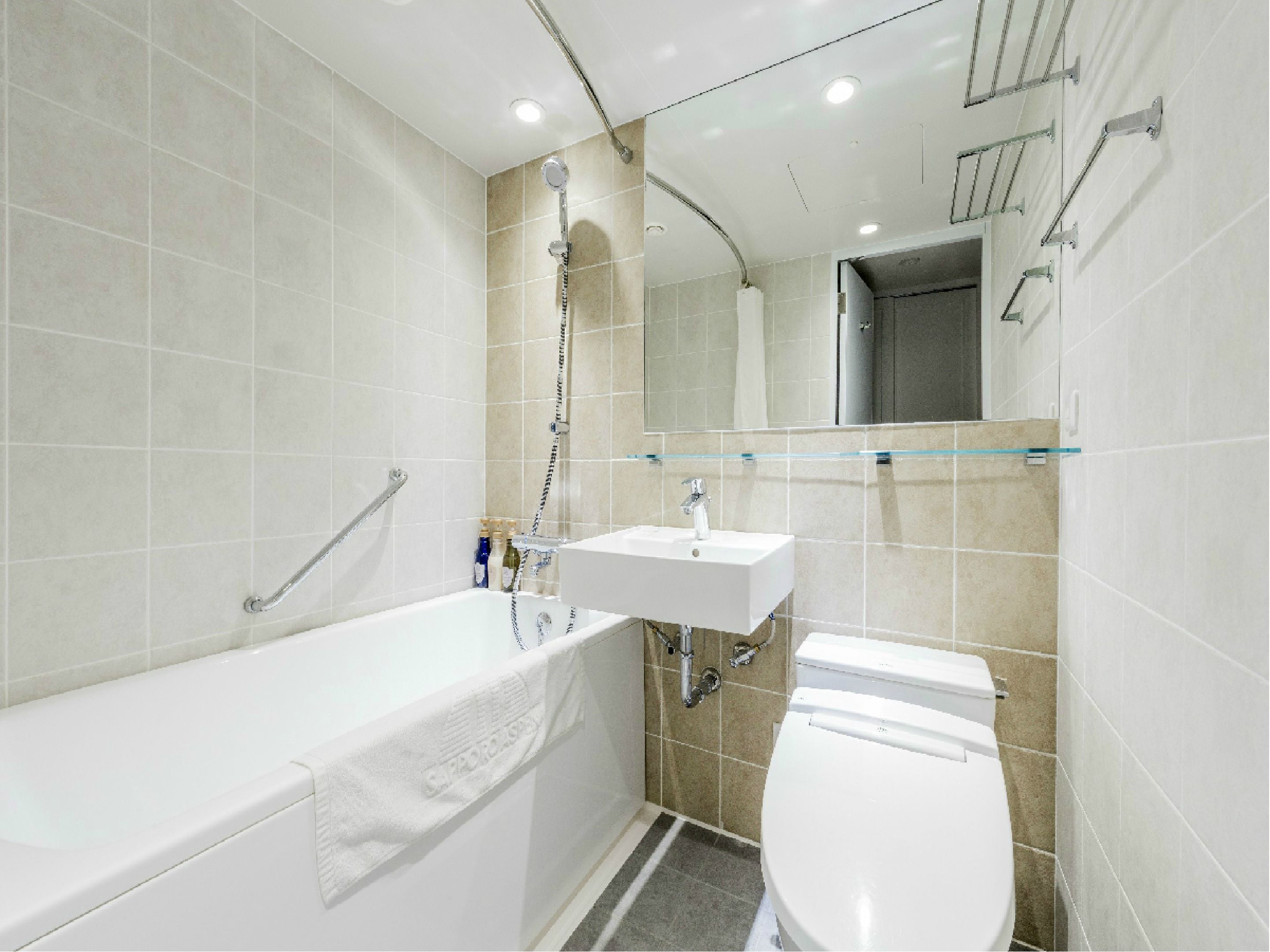 combined shower/bathtub, deep-soaking bathtub, free toiletries