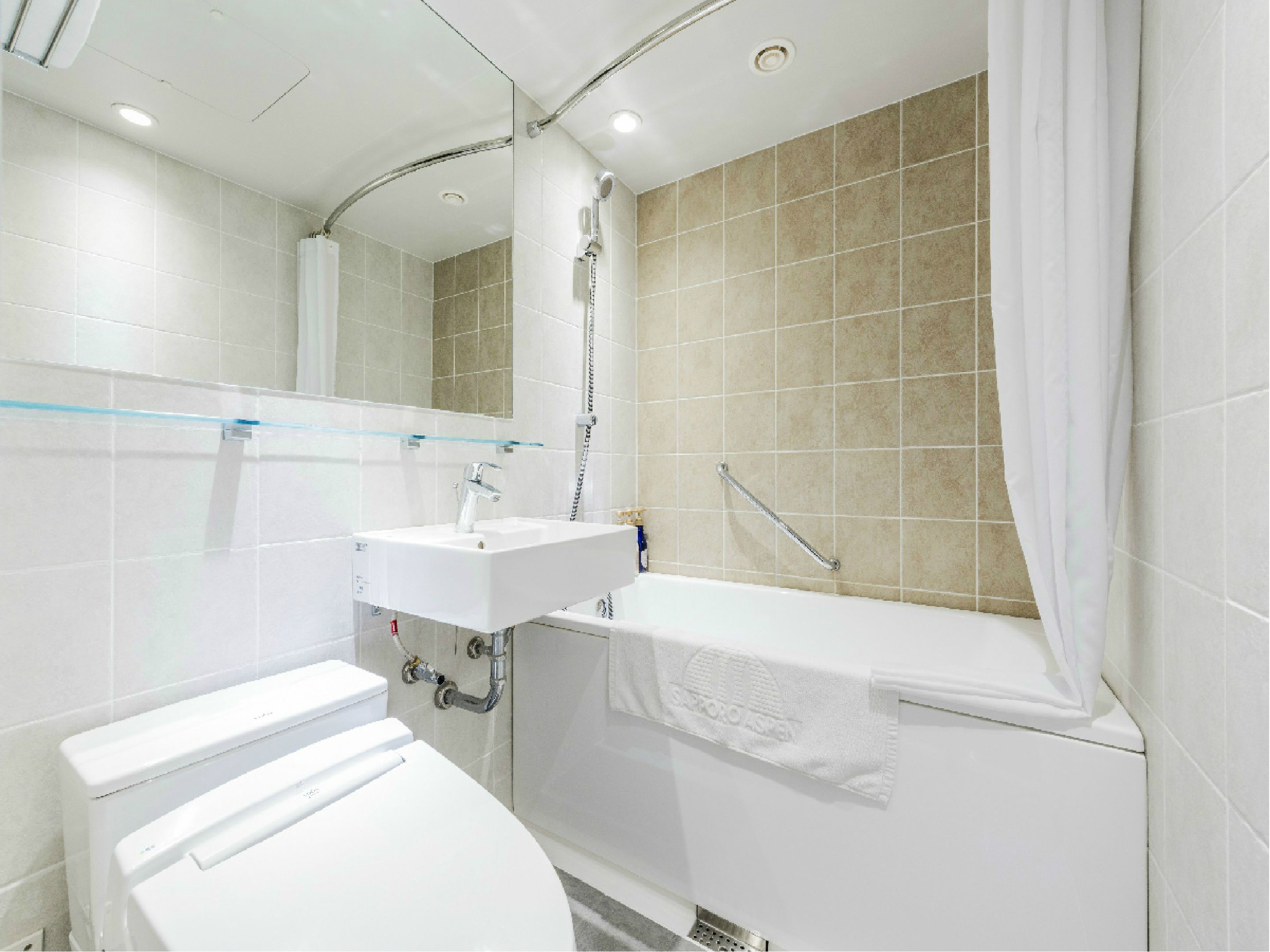 combined shower/bathtub, deep-soaking bathtub, free toiletries