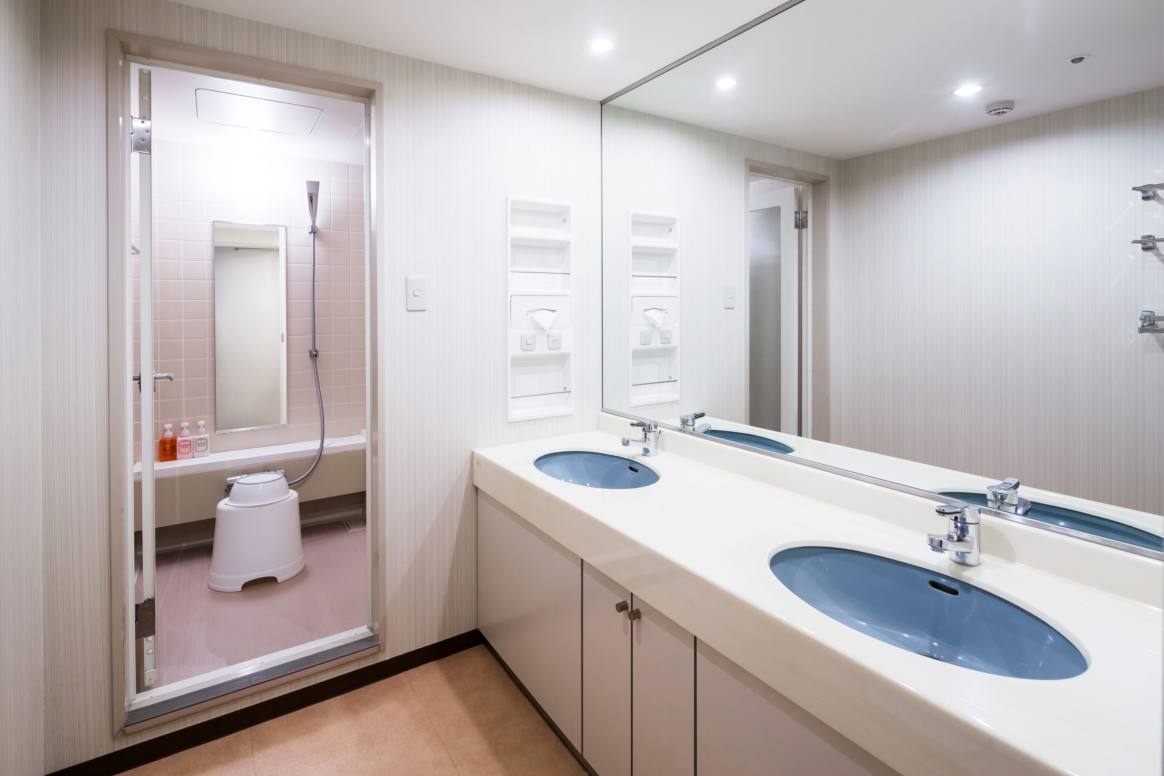 combined shower/bathtub, deep-soaking bathtub, free toiletries