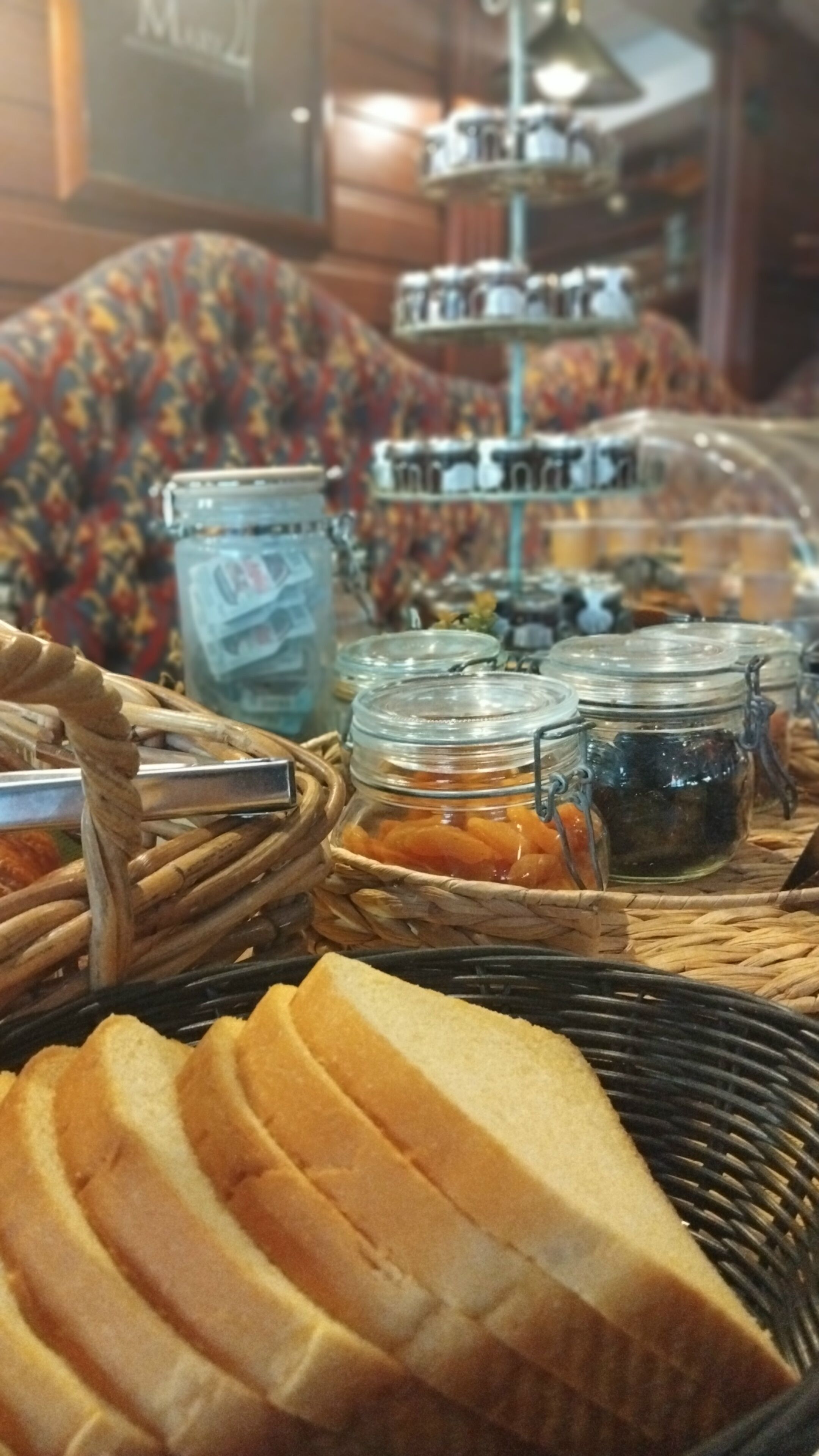 Un bufé de desayuno con diversos alimentos y frascos de vidrio.