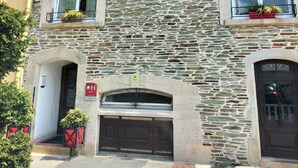 A stone building with a sign reading "RESTAURANT HOTEL La Régence". - LOGIS La Régence (Cherbourg-en-Cotentin)