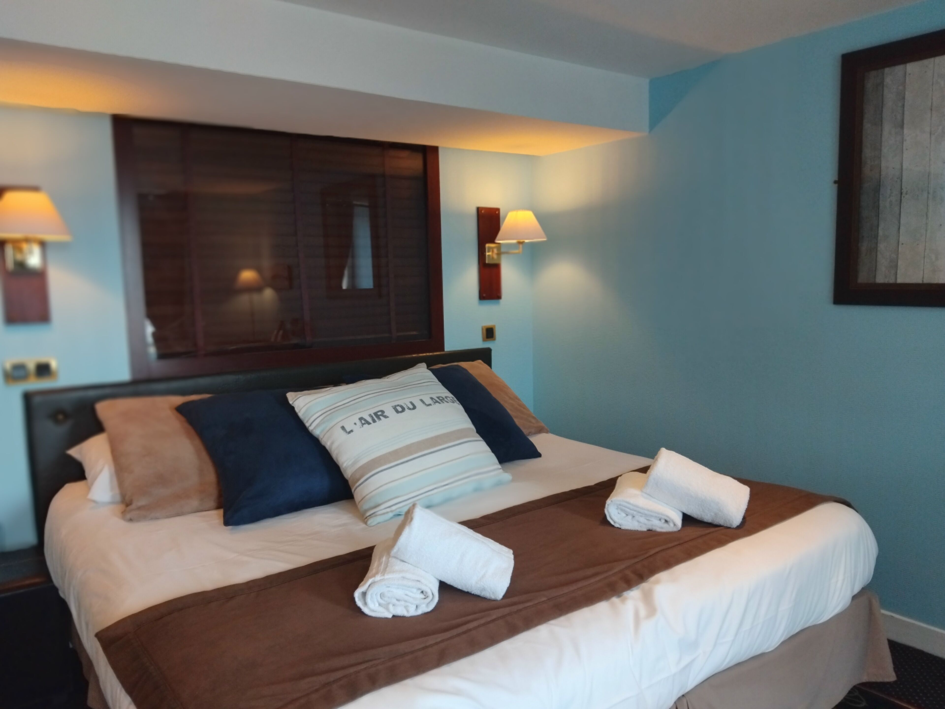 Camera Superior | Una scrivania, insonorizzazione, ferro/asse da stiro