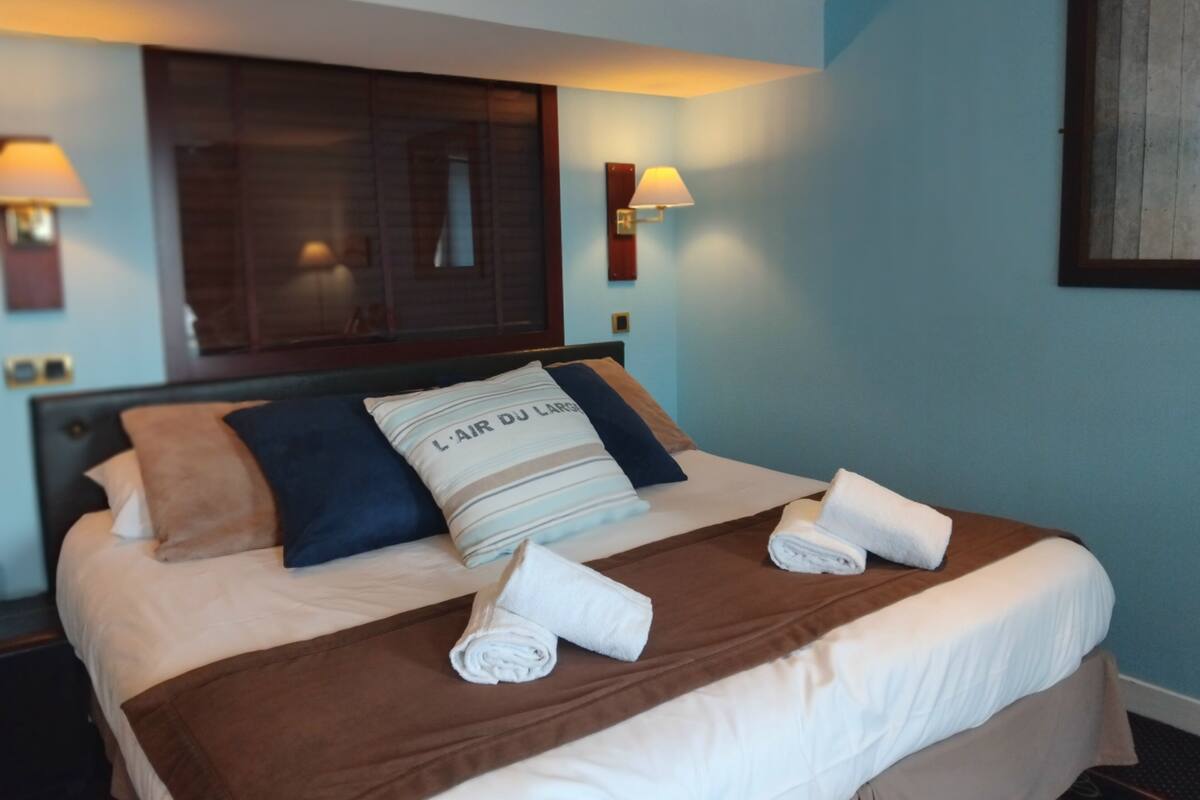 Camera Superior | Una scrivania, insonorizzazione, ferro/asse da stiro