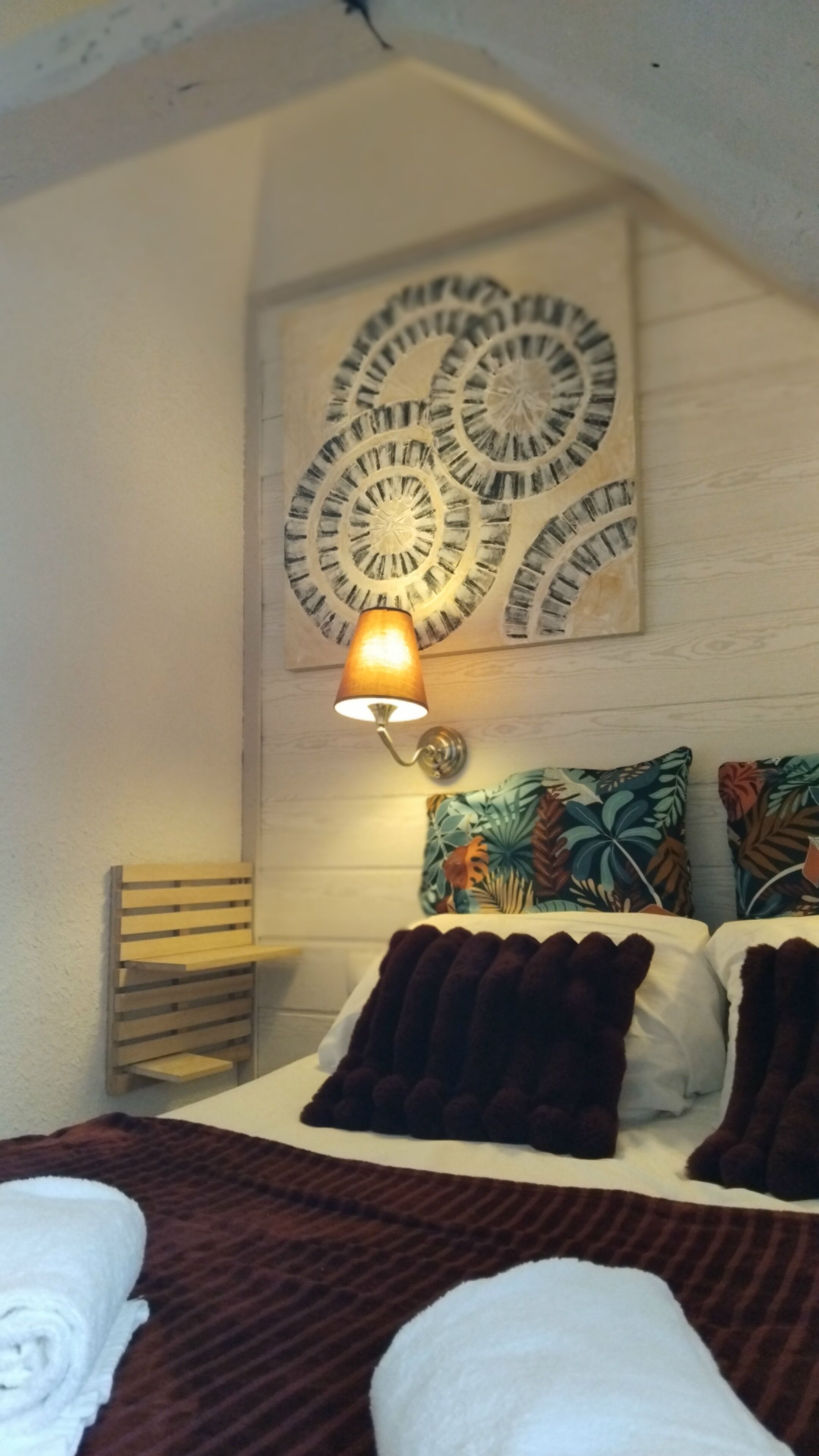 Chambre Standard mansardée | 책상, 방음 설비, 다리미/다리미판, 유아용 침대