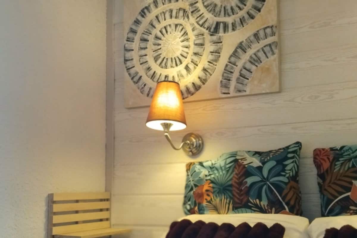 Chambre Standard mansardée | Escritorio, insonorización, tabla de planchar con plancha y cunas