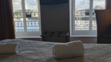 Panoramic-Doppelzimmer, 1 Queen-Bett, Nichtraucher, Meerseite | Schreibtisch, schallisolierte Zimmer, Bügeleisen/Bügelbrett