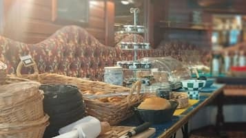 Petit déjeuner buffet (12 EUR par personne)