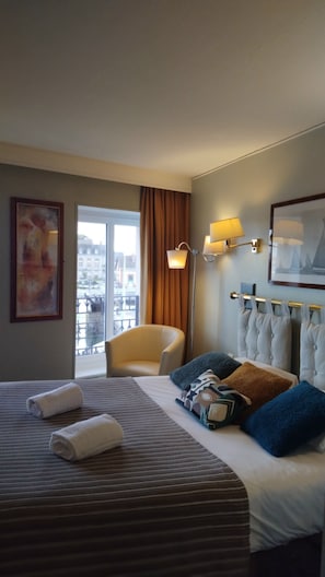 Habitación doble panorámica, 1 cama Queen size, para no fumadores, frente al mar | Escritorio, insonorización, tabla de planchar con plancha y wifi gratis