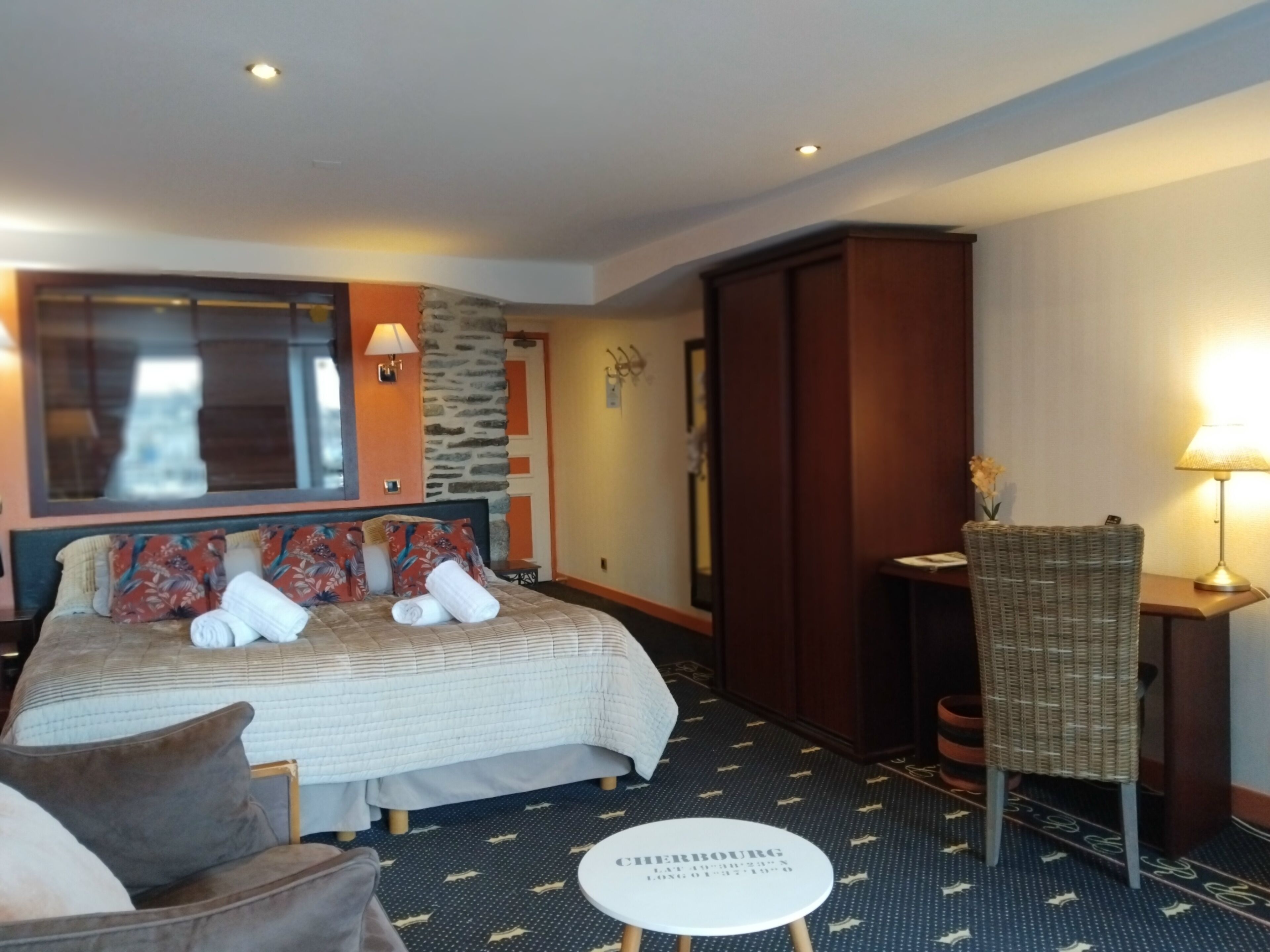 Superior Room | Desk, soundproofing, iron/ironing board, free WiFi