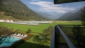 A view of a mountainous landscape with a pool area and lounge chairs. - DA ELDA natural retreat (Ledro)