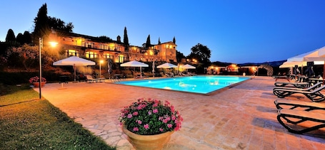 Seasonal outdoor pool, open 10:00 AM to 7:00 PM, pool umbrellas. Ripa Relais Colle del Sole