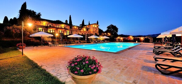 Seasonal outdoor pool, open 10:00 AM to 7:00 PM, pool umbrellas - Ripa Relais Colle del Sole (Perugia)