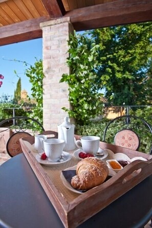 Breakfast, lunch, dinner served; garden views - Ripa Relais Colle del Sole (Perugia)