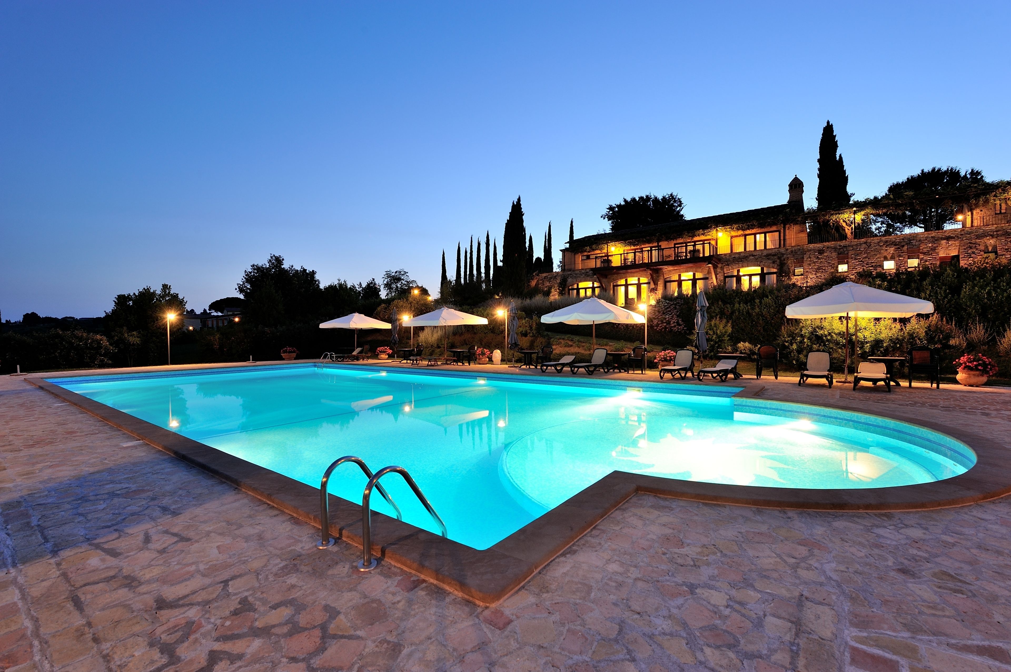 Außenpool (je nach Saison geöffnet), Sonnenschirme, Liegestühle