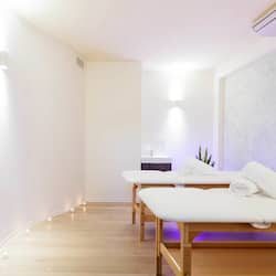 Salas de tratamiento para parejas, sauna y tina de hidromasaje