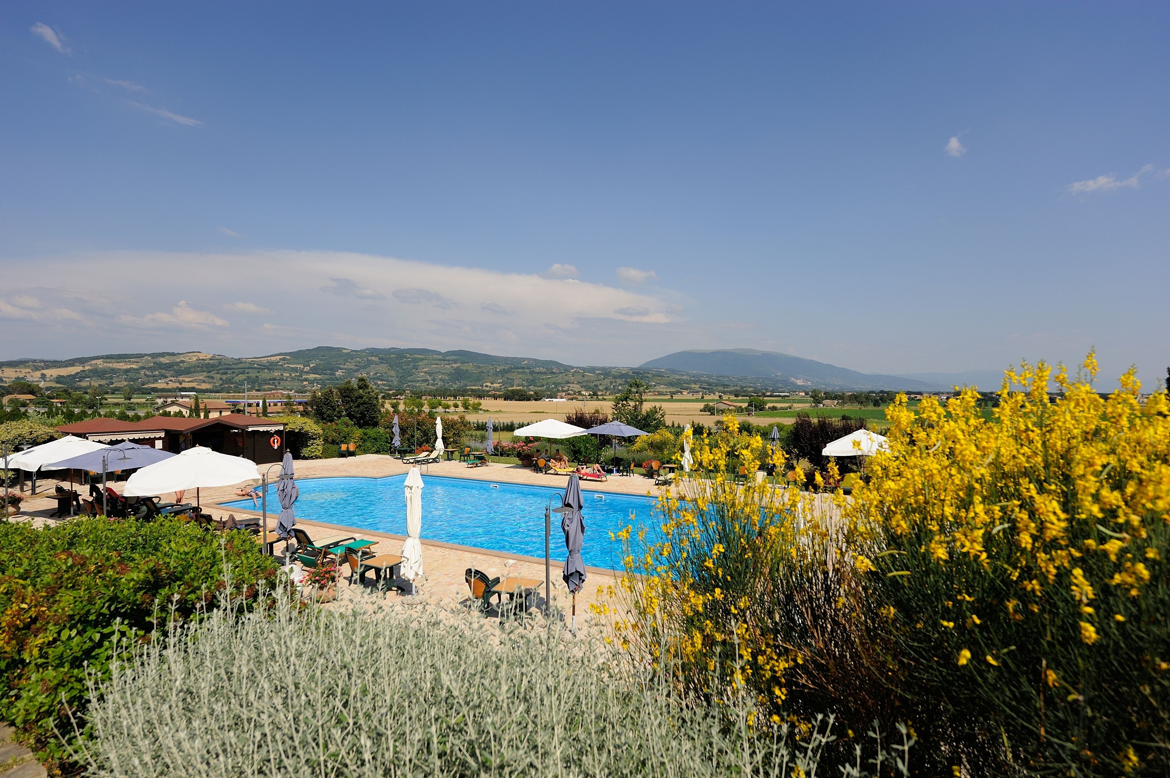 Kauden mukainen ulkouima-allas avoinna 10.00–19.00, aurinkovarjoja