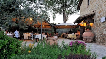 Se sirven desayunos, comidas y cenas con vista al jardín