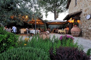 Breakfast, lunch, dinner served; garden views 