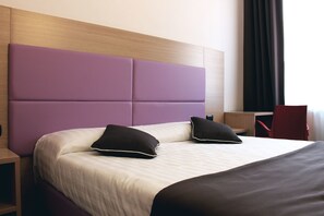 Premium bedding, down comforters, Select Comfort beds, desk - Hotel Esperanza  (Florence)
