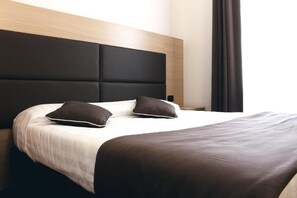 Camera Classic Economy | Premium bedding, down comforters, Select Comfort beds, desk - Hotel Esperanza  (Florence)