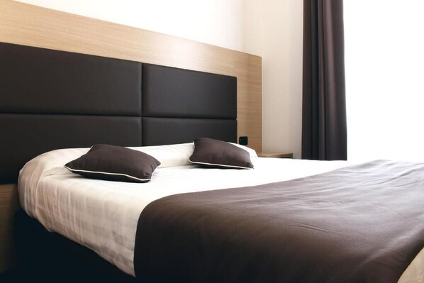 Camera Classic Economy | Premium bedding, down comforters, Select Comfort beds, desk