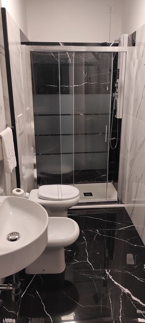 Tripla Superior | Bathroom | Shower, free toiletries, hair dryer, bidet - Hotel Esperanza  (Florence)