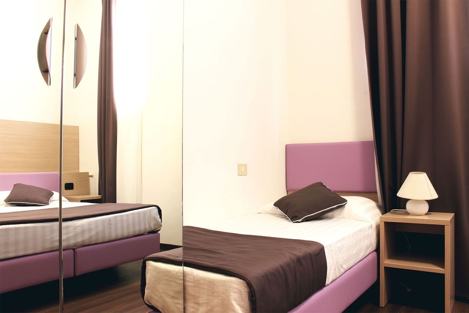 Tripla Economy | أغطية فراش متميزة وألحفة محشوة بالريش وأسرّة سليكت كومفورت ومكتب