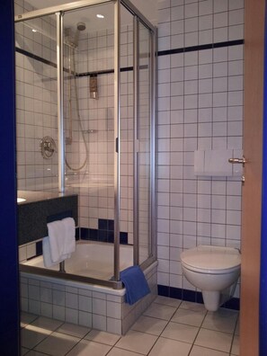 Een douche, een haardroger, handdoeken