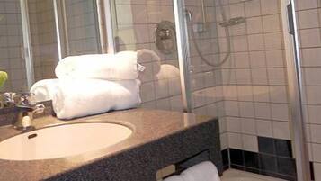 Een douche, een haardroger, handdoeken
