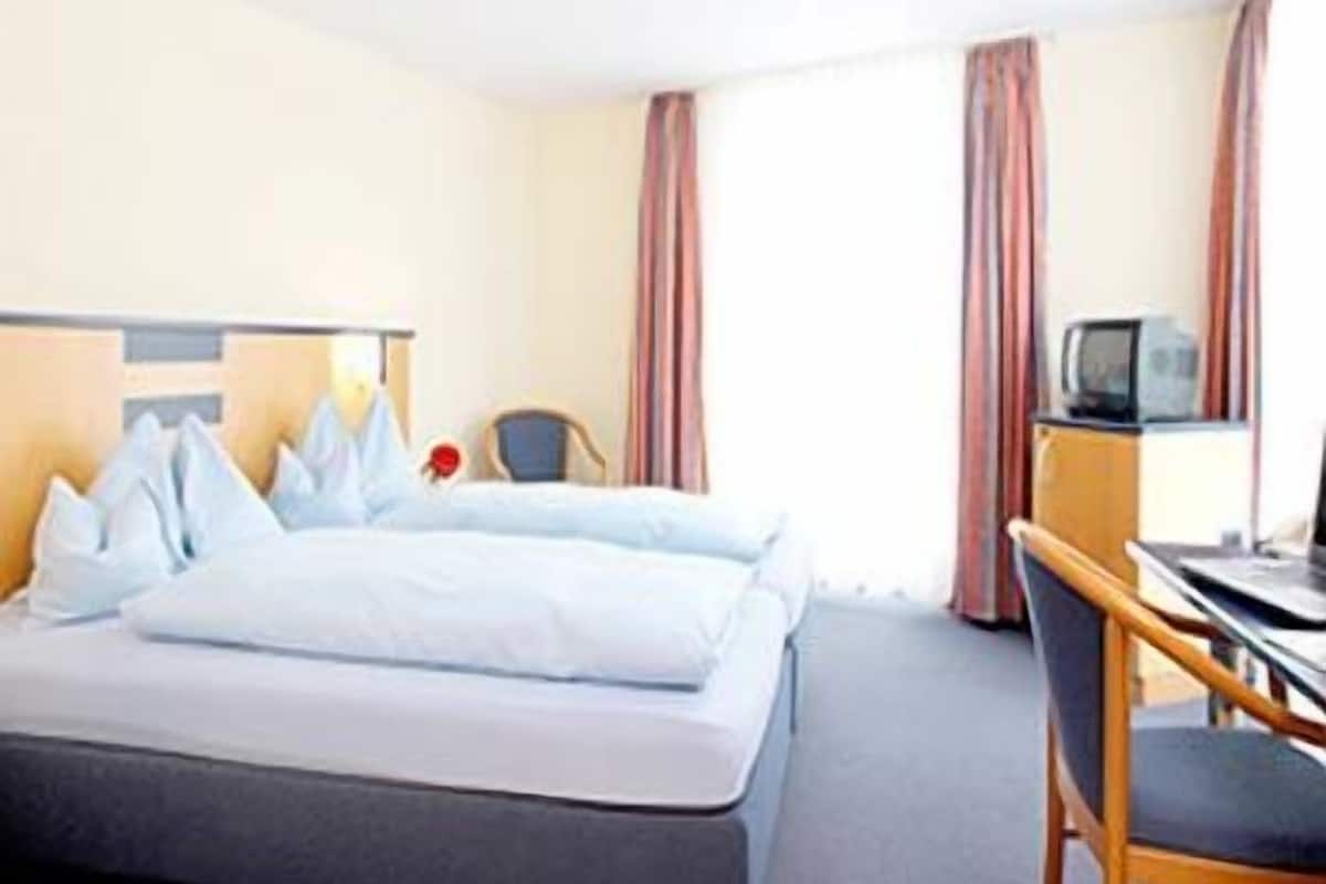 double room | in-room safe, desk, soundproofing, free wifi