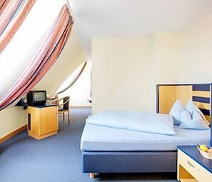 Eenpersoonskamer | Een kluis op de kamer, een bureau, geluiddichte muren, gratis wifi