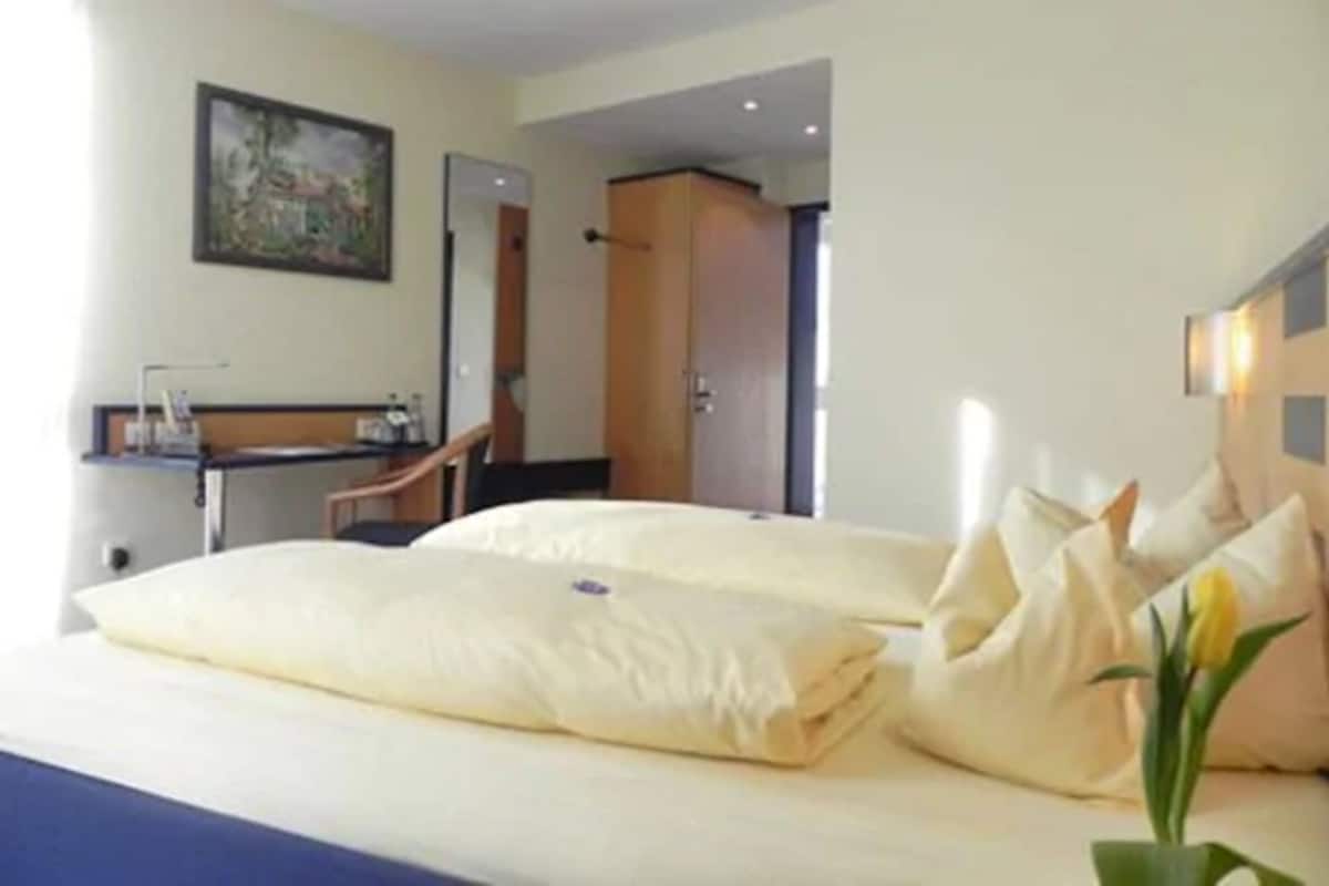 in-room safe, desk, soundproofing, free wifi