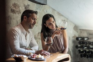 2 restaurants servant le petit déjeuner, le déjeuner et le dîner