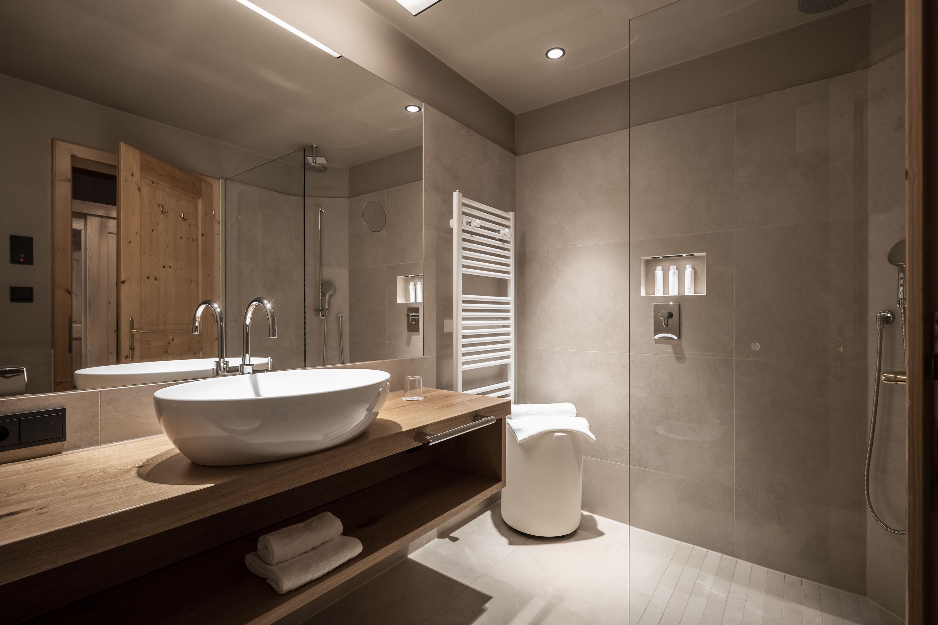 superior single room | bathroom | free toiletries, hair dryer, bathrobes, slippers