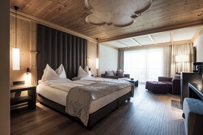 Superior dubbelrum - 1 dubbelsäng | Duntäcken, minibar och värdeförvaringsskåp på rummet