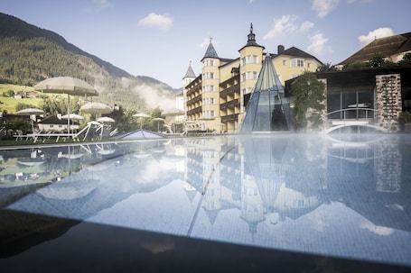 Indoor pool, 3 outdoor pools, pool umbrellas, sun loungers