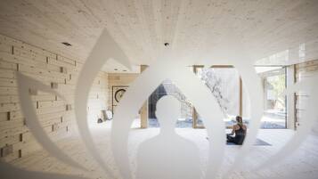 Una habitación amplia con paredes de madera y un ventanal grande.