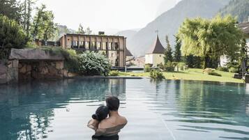 Indoor pool, 3 outdoor pools, pool umbrellas, pool loungers