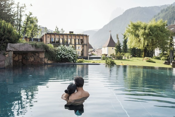 Indoor pool, 3 outdoor pools, pool umbrellas, pool loungers