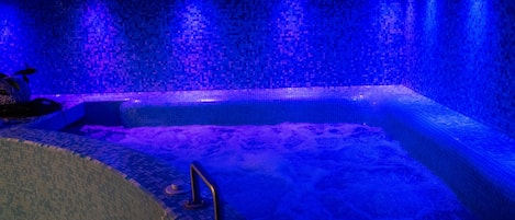 Spa tub, steam room