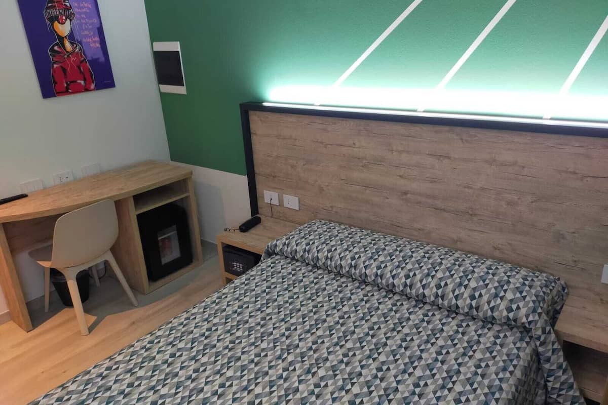 Økonomi-dobbeltrom | Dundyner, minibar, safe på rommet og skrivebord