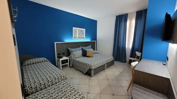 Dreibettzimmer | Minibar, Zimmersafe, Schreibtisch, laptopgeeigneter Arbeitsplatz