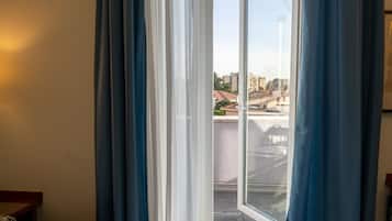 Comfort Single Room, Balcony | Minibar, in-room safe, desk, laptop workspace