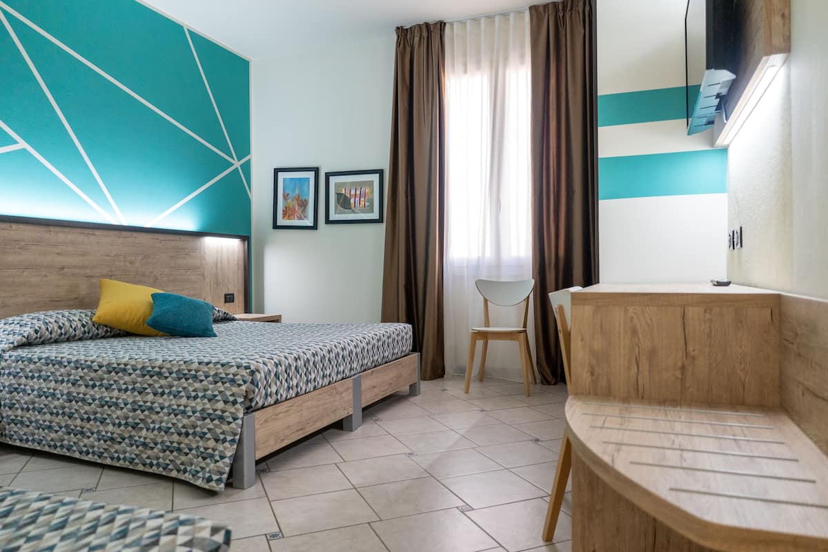 Tremannsrom | Dundyner, minibar, safe på rommet og skrivebord